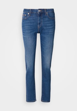 Sinised denim sirged püksid klassikalise viie tasku disainiga ja ees oleva nööbiga sulgemisega, esitatud valgel taustal.