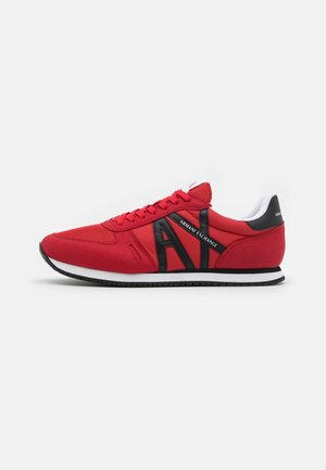 Baskets basses rouges avec le logo "AX" noir et Armani Exchange sur le côté, doublure intérieure blanche et semelle noire et blanche.