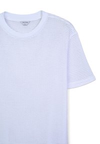 Weißes, strukturiertes T-Shirt mit Rundhalsausschnitt und kurzen Ärmeln, das ein gitterartiges Muster und ein weiches Baumwollmaterial aufweist.