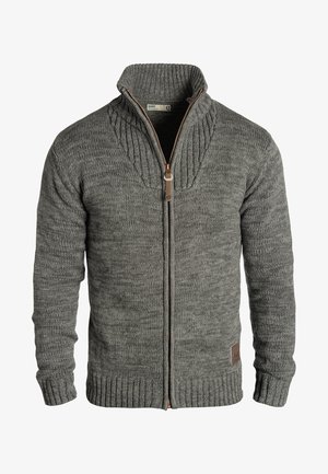 Grå strikket cardigan med høy krage, med glidelås og ribbede mansjetter. Merker inkluderer et teksturert mønster og lærdetaljer.