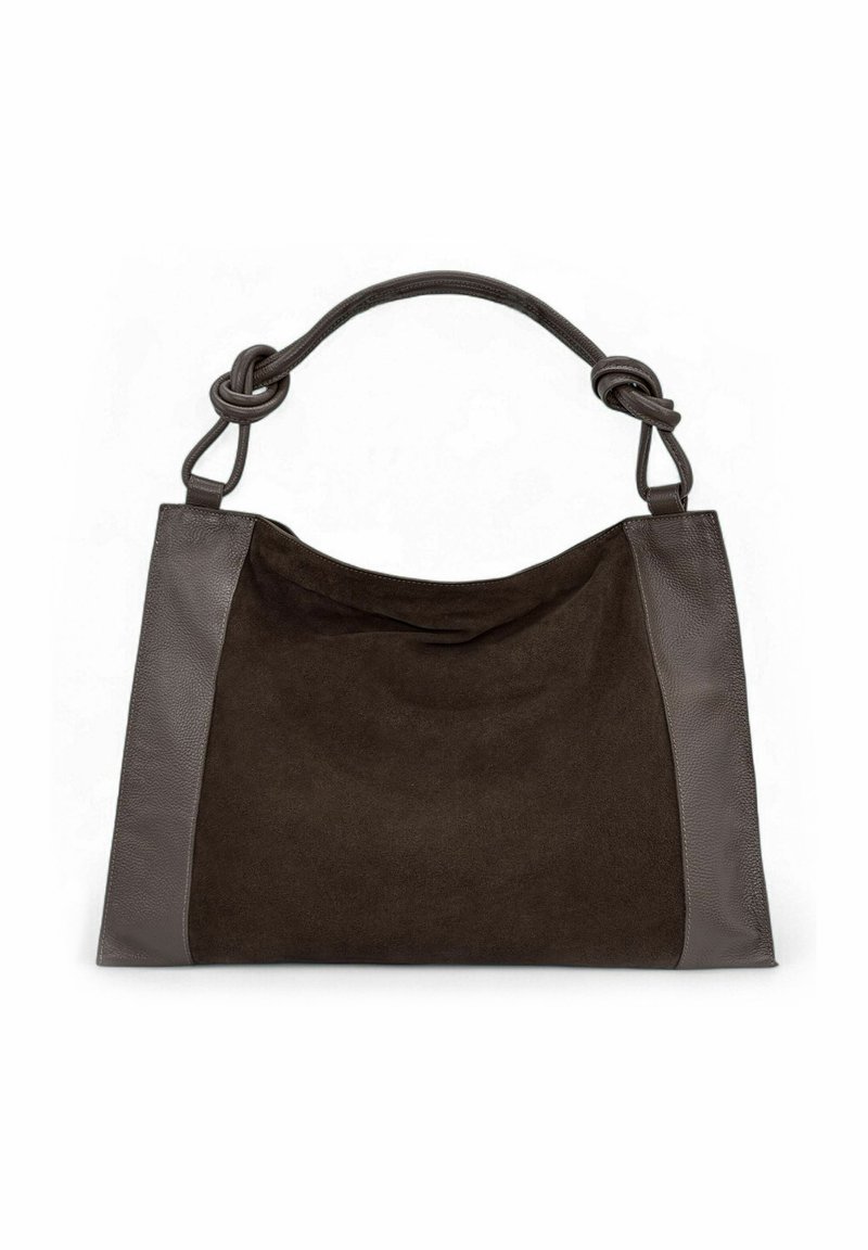 Sac à main en daim brun foncé avec des garnitures en cuir texturé et des anses nouées, présenté sur un fond blanc.