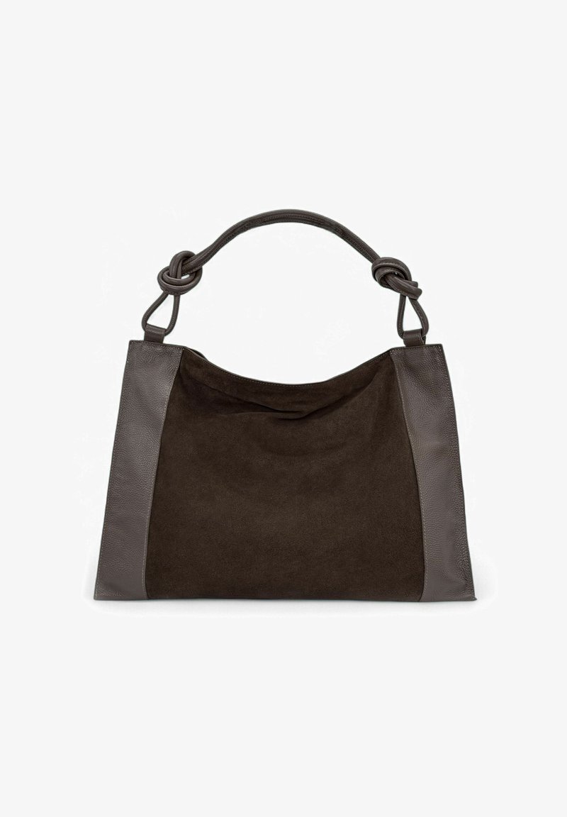 Sac à main en daim brun foncé avec des garnitures en cuir texturé et des anses nouées, présenté sur un fond blanc.