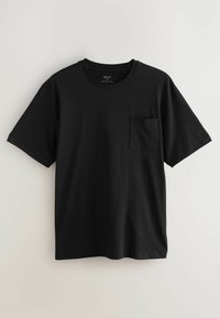 Svart kortärmad t-shirt i bomull, med rund hals och bröstficka. Enkelt design utan mönster eller detaljer.