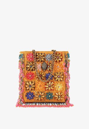 Sac à main à motif floral en jaune vif avec des ornements colorés. Dispose d'une sangle en chaîne dorée et d'une frange décorative en perles.