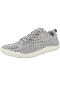 Hellgraue Sportschuhe mit einem atmungsaktiven Mesh-Obermaterial, einer strukturierten Gummisohle und flachen Schnürsenkeln, ausgestattet mit einer verstärkten Zehenkappe.