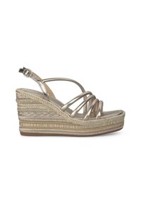 Sandali wedge metallici dorati con dettagli in juta intrecciata e cinturino alla caviglia. Il design con punta aperta presenta più fascette sottili che attraversano il piede.