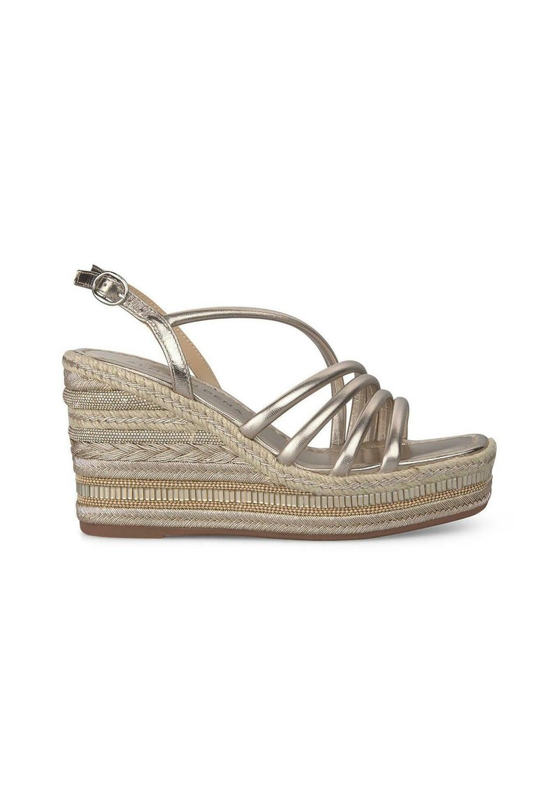 Sandali wedge metallici dorati con dettagli in juta intrecciata e cinturino alla caviglia. Il design con punta aperta presenta più fascette sottili che attraversano il piede.