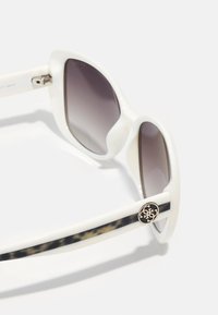 Guess Lunettes de soleil - white