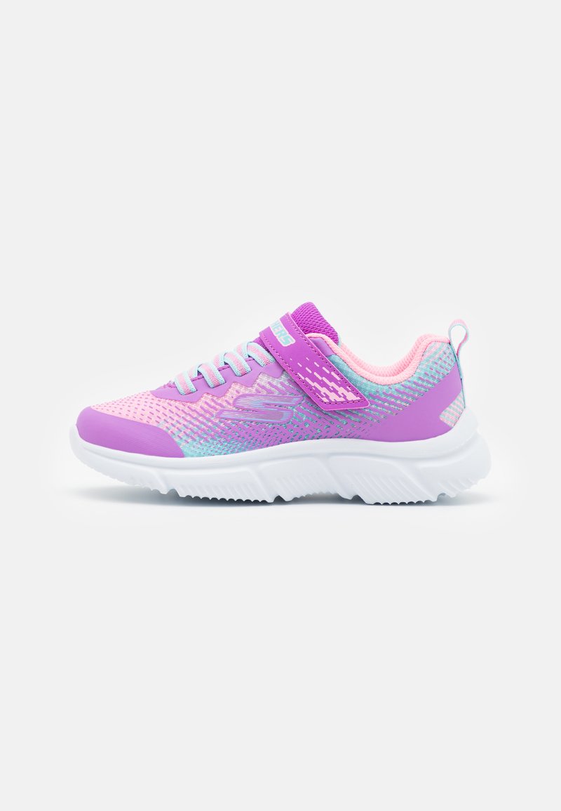 Chaussure de sport violette et rose avec une tige en maille, des lacets élastiques et une sangle à boucle et crochets. Semelle intermédiaire blanche et semelle extérieure en caoutchouc texturé.