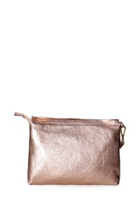 Borsetta a tracolla in metallo rosa dorato con una texture liscia e lucida e chiusura con zip superiore. Presenta un piccolo dettaglio in metallo dorato.