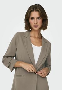 JDY NORMAL GESCHNITTEN REVERSKRAGEN - Blejzr - walnut