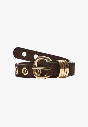 Ceinture en daim marron foncé avec boucle ronde en or, œillets dorés et quatre boucles en métal doré, posée à plat avec une extrémité enfilée.