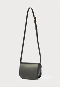 Schwarze Leder-Umhängetasche mit verstellbarem Riemen und goldener Schnalle, kleine Klappe und Furla-Logo in goldenen Buchstaben geprägt.