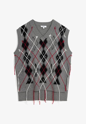 Grauer ärmelloser Pullover mit V-Ausschnitt, der ein Argyle-Muster in Schwarz, Rot und Weiß aufweist, sowie abgenutzten Details mit losen Fäden.