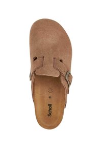 Clog en suède marron avec un bout ouvert, présentant deux découpes et une boucle en métal sur le côté. Semelle intérieure texturée étiquetée "Scholl" et taille 36.