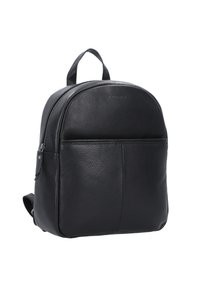 Zaino in pelle nera con parte superiore arrotondata, tasca frontale con zip e due spallacci regolabili. Texture liscia e design minimalista.