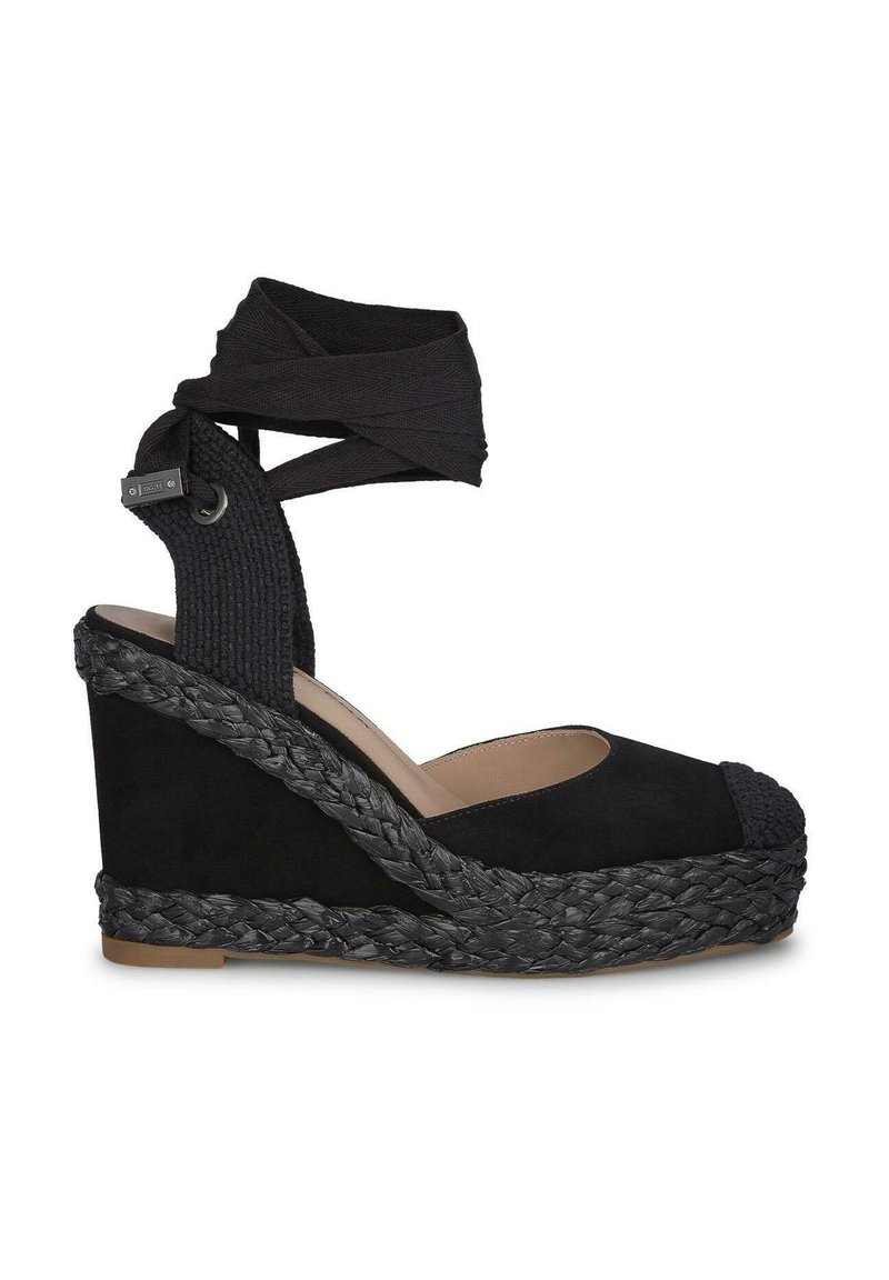 Wedge espadrilla nera, con dettaglio in juta intrecciata, tomaia in suede e cinturino alla caviglia in tessuto regolabile. Punta arrotondata con accenti testurizzati.