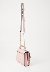 Borsa in pelle rosa con un design strutturato, dotata di una catena e una tracolla regolabile, motivo in rilievo e finiture nere a contrasto.