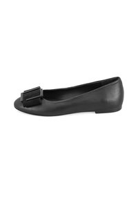Zwarte leren balletschoenen met een ronde neus, voorzien van een grote rechthoekige gespsluiting aan de voorkant en een lage, platte hak.