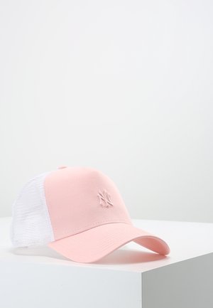 Różowa i biała siateczkowa czapka bejsbolowa z zakrzywionym daszkiem i wyszywanym logo "NY" z przodu, spoczywająca na białej powierzchni.