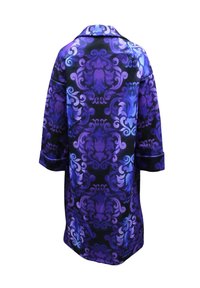 Bata con estampado en tonos púrpura y azul sobre un fondo negro, que presenta un cuello clásico y mangas ligeramente sueltas. Textura suave y sedosa.