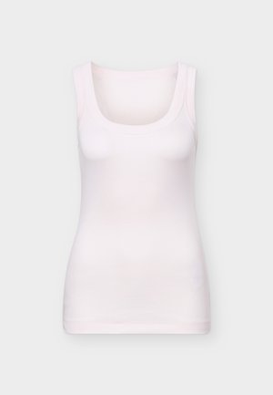 Hvit figursydd ermeløs singlet med rund hals, vist på en lys grå bakgrunn.