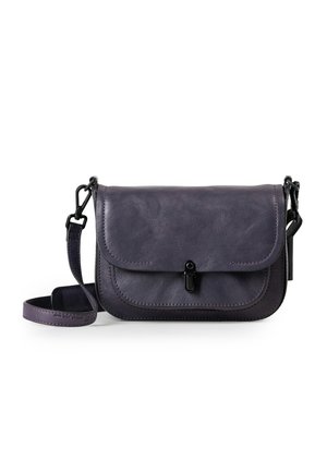 Borsa a tracolla in pelle viola con chiusura a pattina, hardware nero e tracolla regolabile. Caratterizzata da dettagli di cucitura e una forma rettangolare compatta.