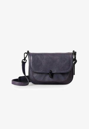 Borsa a tracolla in pelle viola con chiusura a pattina, hardware nero e tracolla regolabile. Caratterizzata da dettagli di cucitura e una forma rettangolare compatta.