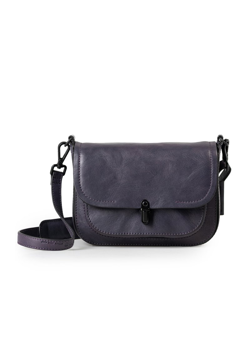 Borsa a tracolla in pelle viola con chiusura a pattina, hardware nero e tracolla regolabile. Caratterizzata da dettagli di cucitura e una forma rettangolare compatta.