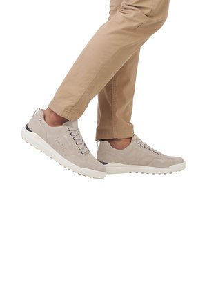 Hellgraue Wildleder-Sneaker mit weißen Gummisohlen, runder Zehenpartie, Schnürdesign und kleinem Fersenlasche für einfaches Anziehen.