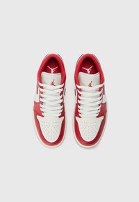 Jordan AIR JORDAN 1 - Sneakers low - summit white/varsity red