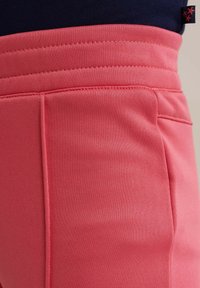 WE Fashion Teplákové kalhoty - pink