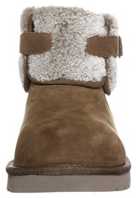 Bruine suède enkellaars met een grijze, pluizige rand, voorzien van een riempje met gespsluiting. Platte rubberen zool, eenvoudig ontwerp en zachte textuur.