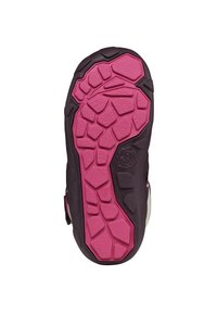 Die Schuhsohle besteht aus einer strukturierten schwarzen Gummibasis mit einem pinkfarbenen, gemusterten Profil für besseren Halt. Konturierte Formen und sculptierte Kanten erhöhen die Langlebigkeit.