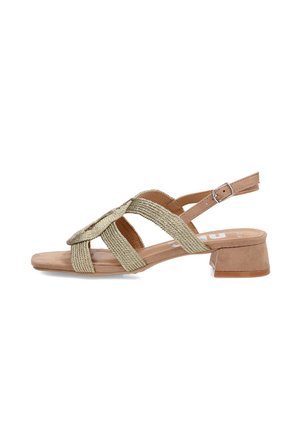 Sandalia beige de punta abierta con tiras tejidas, tacón bajo de bloque y hebilla ajustable en el tobillo.