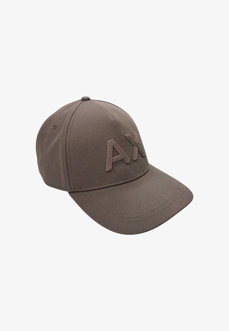 Cappello marrone in tessuto con visiera curva, caratterizzato da un logo "AX" ricamato sulla parte frontale. Dettagli delle cuciture lungo la parte superiore e sui lati.