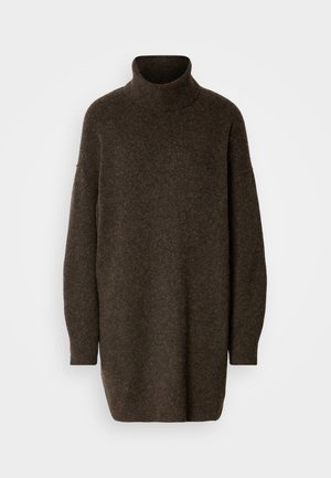 Dunkelbrauner Rollkragenpullover aus weichem, strukturiertem Stoff. Oversized-Schnitt mit langen Ärmeln und seitlichen Schlitzen am Saum.