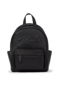 Črn usnjen nahrbtnik z teksturirano površino, ki ima izrazit ukrivljen vrh, sprednjo žep in embosiran logotip.