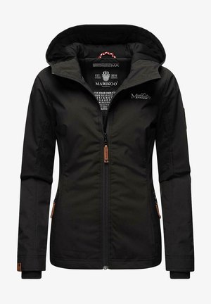 Chaqueta aislante negra con cierre delantero de cremallera, capucha ajustable y bolsillos laterales. Presenta una textura de tela suave y detalles en cuero marrón.