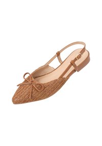 Ballerine intrecciate di colore tan con punta appuntita, dettaglio a fiocco sul davanti e cinturino regolabile sul retro; interna liscia e suola piatta.
