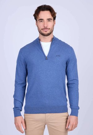 Pull à col zippé bleu en tissu tricoté doux, avec des manches longues et un ourlet côtelé. Petit logo sur la poitrine.