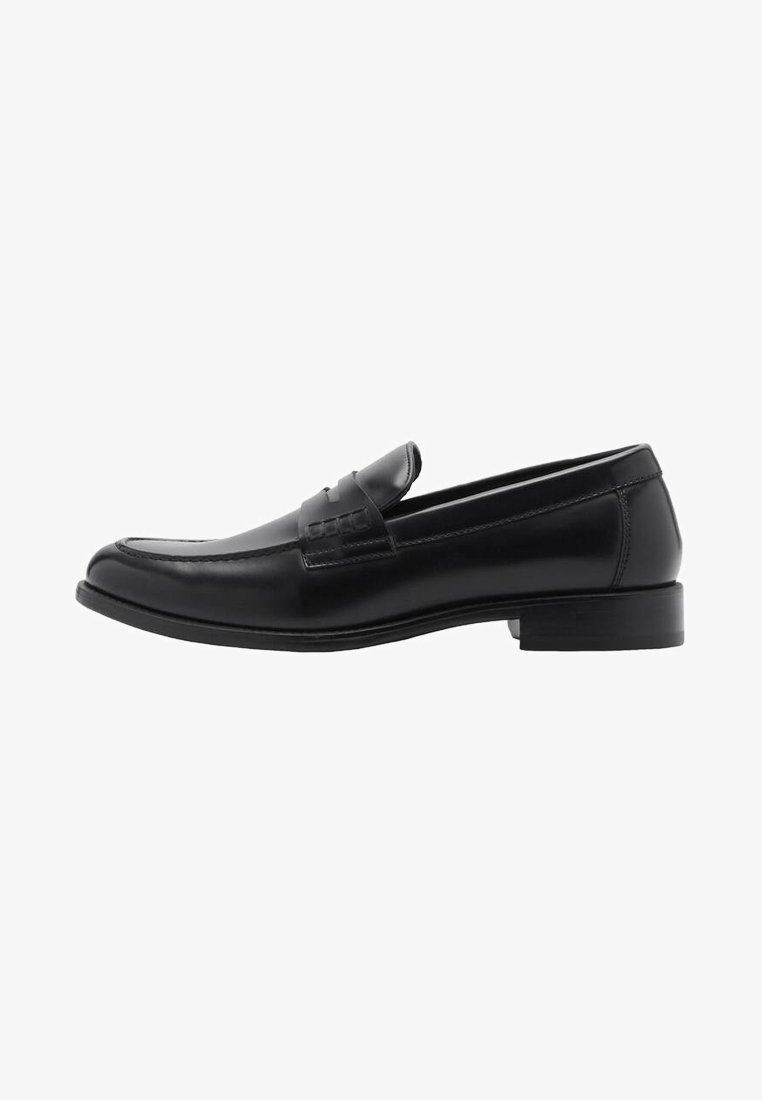 Mocassin penny en cuir noir avec talon bas, surpiqûres moc toe, et détail de bride sur le dessus, vu de profil droit sur fond blanc.