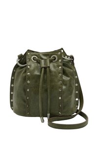 Torba typu bucket z oliwkowej skóry z srebrnymi ćwiekami, zamknięciem na ściągacz i paskiem na ramię. Gładka faktura z miękkim wykończeniem.