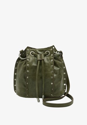 Torba typu bucket z oliwkowej skóry z srebrnymi ćwiekami, zamknięciem na ściągacz i paskiem na ramię. Gładka faktura z miękkim wykończeniem.