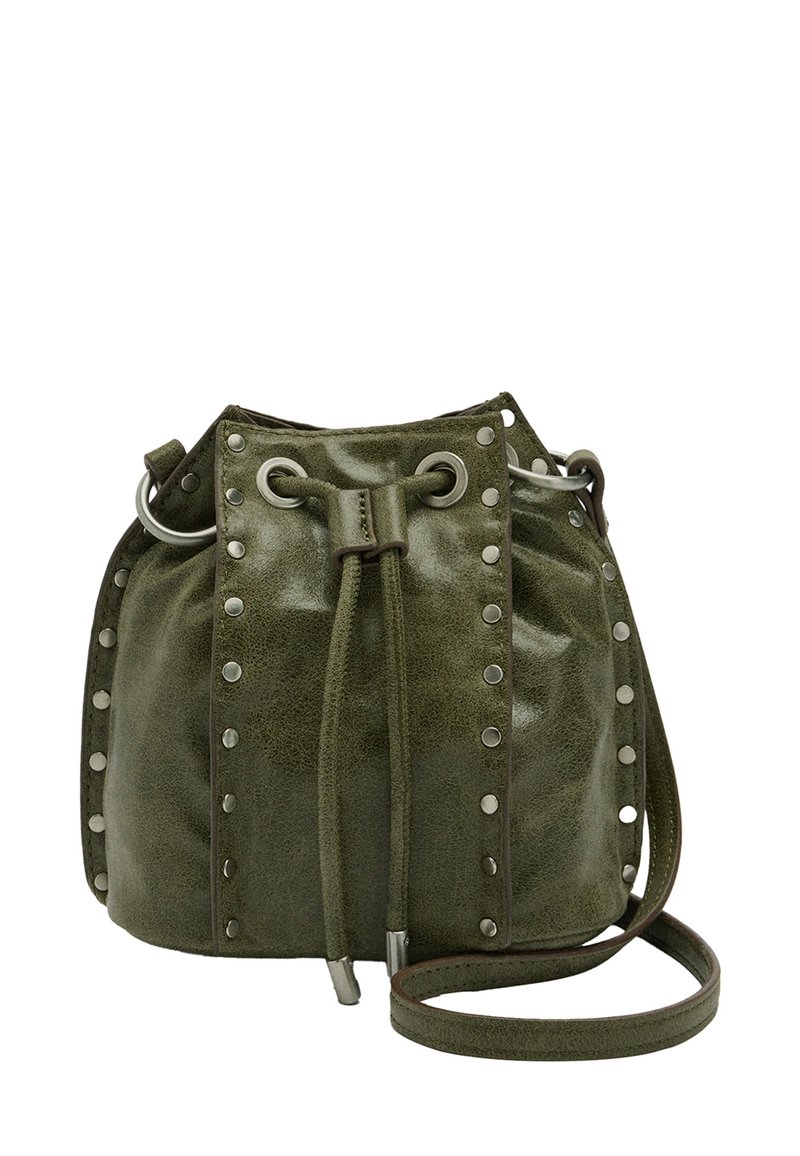 Torba typu bucket z oliwkowej skóry z srebrnymi ćwiekami, zamknięciem na ściągacz i paskiem na ramię. Gładka faktura z miękkim wykończeniem.