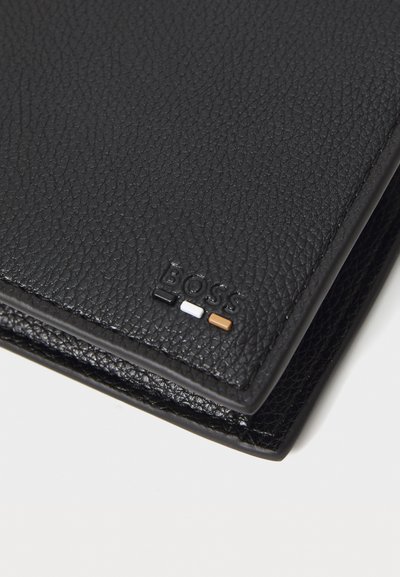 Portefeuille en cuir noir texturé avec logo "BOSS" en relief et trois accents de couleur : noir, blanc et marron. Design compact et rectangulaire.