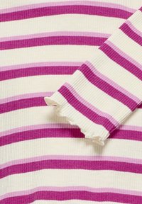 Geribbelde langermige top met afwisselend witte, lichtroze en donkerroze strepen, met ruches aan de manchetten en een aansluitend, rekbaar ontwerp.