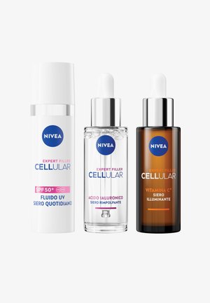 Tre prodotti per la cura della pelle NIVEA: una crema bianca SPF 50+, un siero chiaro di acido ialuronico in una bottiglia di vetro con pipetta e un siero ambrato scuro di vitamina C.