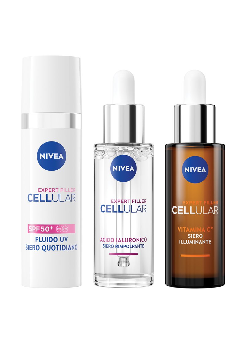 Tre prodotti per la cura della pelle NIVEA: una crema bianca SPF 50+, un siero chiaro di acido ialuronico in una bottiglia di vetro con pipetta e un siero ambrato scuro di vitamina C.