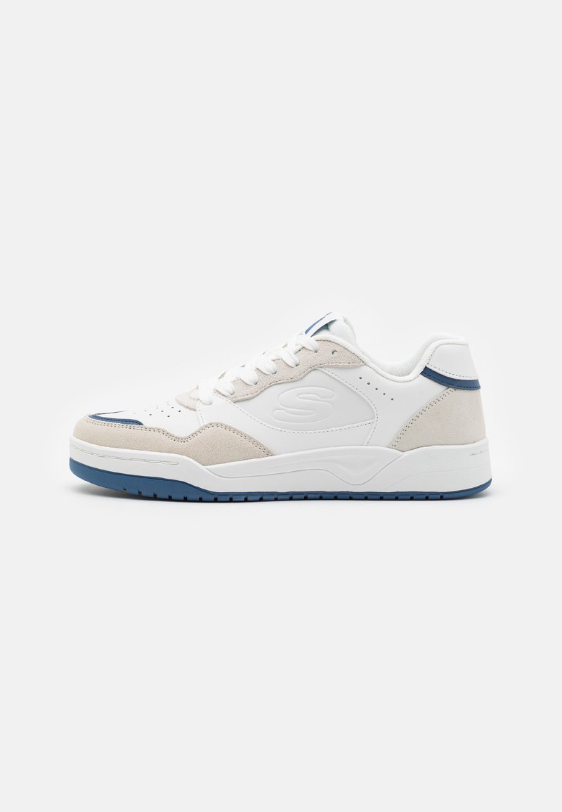 Biało-beżowy sneaker wykonany z materiałów zamszowych i skórzanych, zaokrąglony nosek, wiązany, z niebieskimi akcentami i teksturowaną gumową podeszwą.